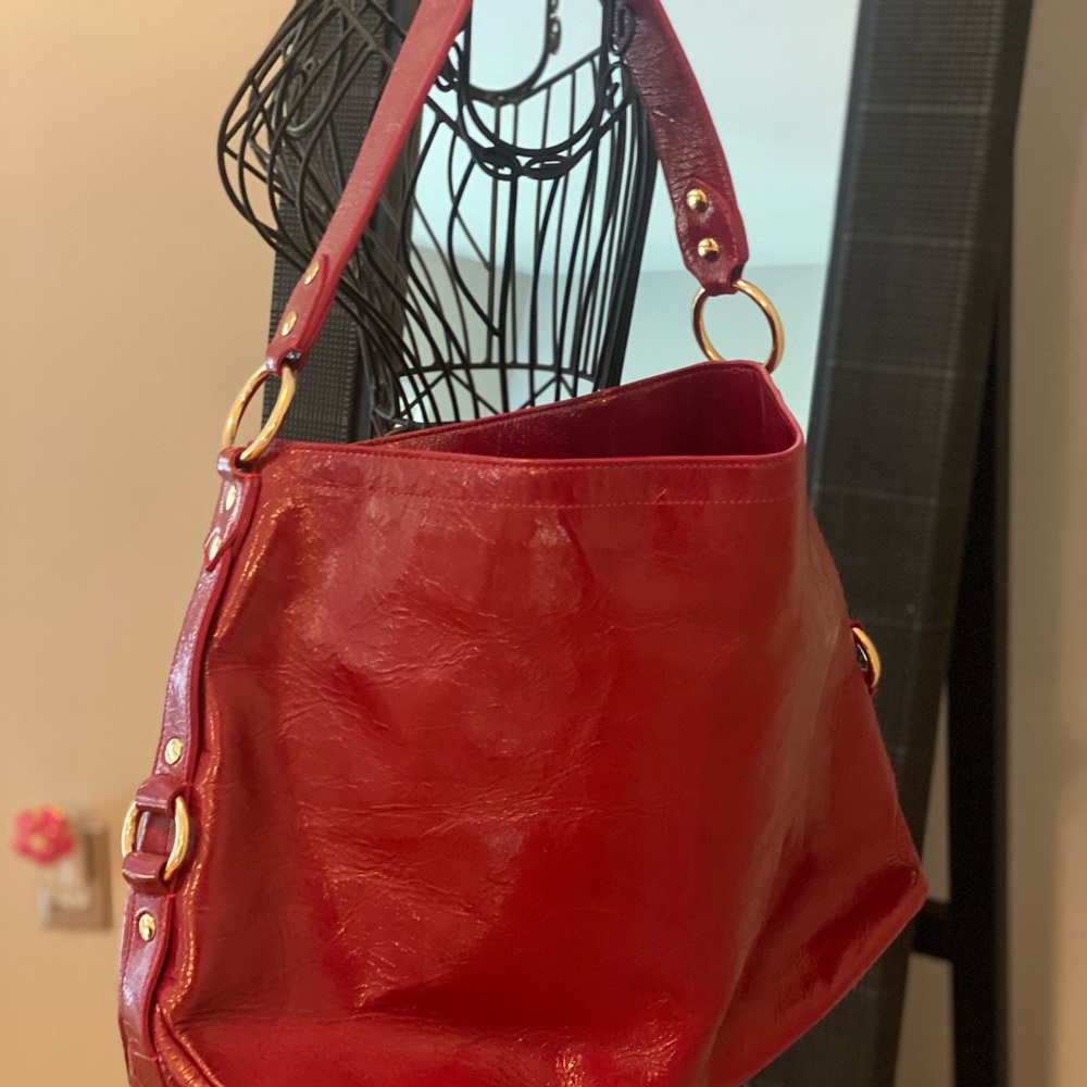 The perfect RED shoulder bag!!